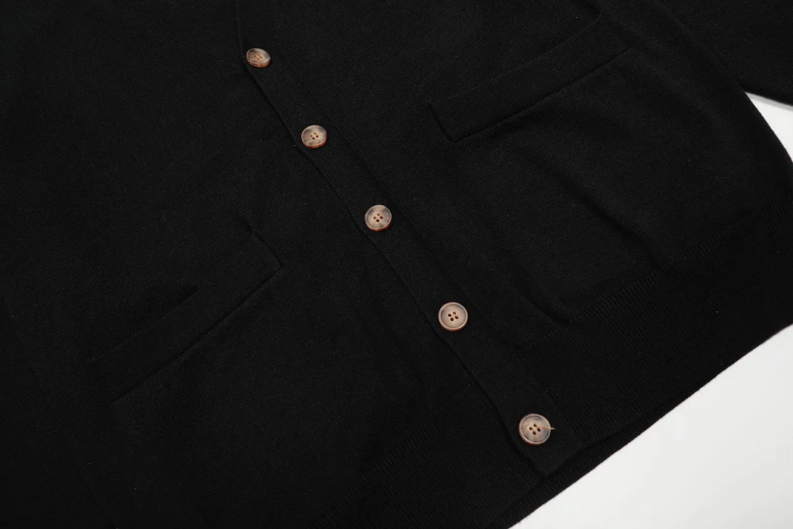 P250 Top quality" Style number: DS813# (not off the shelves all year round) [Ralph Lauren V-neck solid color pony embroidered logo jersey basic cardigan] ✅Ralph Lauren Ralph Lauren classic basic versatile knitted cardigan jacket for men and women couples ✅Main supplier platform live broadcast Wholesale entity Replenish when out of stock Not off the shelf ✅ZP quality 1:1 version Scan the code to enter the GF website Counter quality ✅Detailed quality is the only one in Guangzhou Imported quality cotton yarn, focusing on high-end, cost-effective, good quality needless to say. ✅Restore the original version. The maximum size can be worn up to 180 pounds. Loose, comfortable and stress-free. ✅The upper body is simple and easy to match. A must-have item for ootd. Good-looking clothes are never picky. A must-have for couples of the same style. Size: S-XL. Color: black, off-white, gray, navy.